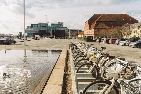 Publiczne rowery elektryczne do wynajęcia zaparkowane w centrum Kopenhagi, Dania 20 lutego 2019. Wypożyczalnia rowerów na ulicy w centrum miasta. Wiele rowerów do wynajęcia zaparkowanych na ulicy miejskiej — Zdjęcie stockowe