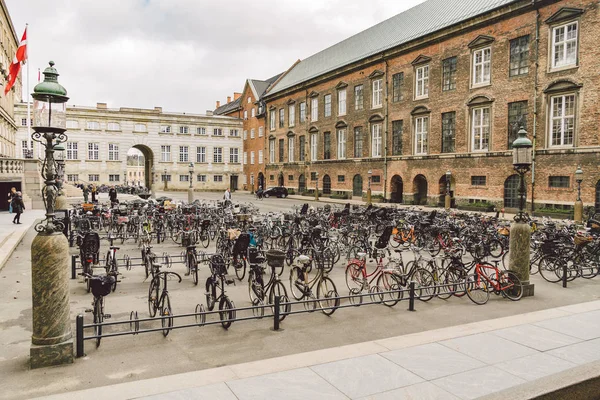 Kopenhaga, Dania. 20 lutego 2019. dużo rowerów na parkingu rowerowym przed budynkiem duńskiego parlamentu. Pałac Christiansborg. koncepcja zdrowego trybu życia i ograniczenie emisji dwutlenku węgla — Zdjęcie stockowe