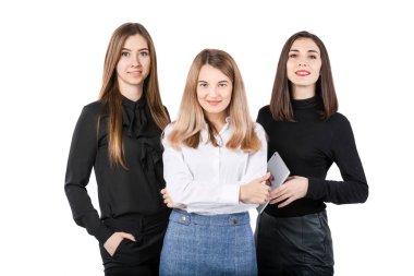 Sıraya dizilmiş üç gülümseyen iş kadını beyaz arka planda izole halde duruyor. İş Grubu insanları. Mutlu İş Ekibi. Beyaz Arkaplanda İzole Edilmiş İş Adamları