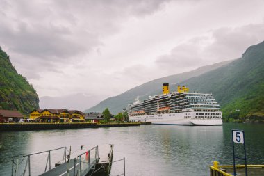 Aurlandsfjord, Norveç 'in Sularında Gemi Gemisi. Flam limanında bir yolcu gemisinin görüntüsü. Gemi Flam fiyorduna yanaştı.