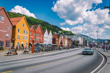 Bergen, Norveç. Bryggen 'daki tarihi binaların manzarası. 28 Temmuz 2019 'da Bergen, Norveç' teki Hanseatic iskelesinde. Unesco. Bergen Akerbrygge Distric 'te ahşap renkli evleri olan ünlü Bryggen caddesi