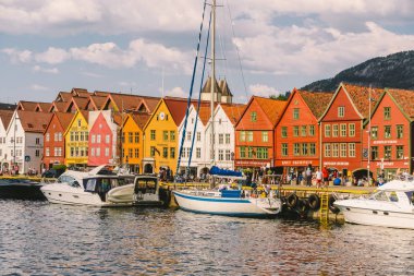 Bergen, Norveç. Bryggen 'daki tarihi binaların manzarası. 28 Temmuz 2019 'da Bergen, Norveç' teki Hanseatic iskelesinde. Unesco. Bergen Akerbrygge Distric 'te ahşap renkli evleri olan ünlü Bryggen caddesi