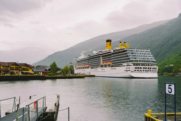 Cruzeiro nas águas de Aurlandsfjord, Noruega. Vista de um navio de cruzeiro de passageiros no porto de Flam. navio de cruzeiro atracado no fiorde de Flam — Fotografia de Stock