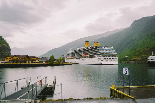 Cruzeiro nas águas de Aurlandsfjord, Noruega. Vista de um navio de cruzeiro de passageiros no porto de Flam. navio de cruzeiro atracado no fiorde de Flam — Fotografia de Stock