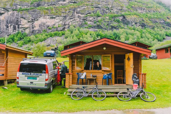 2019年7月21日，挪威隆德营地的传统红色营房。 挪威北部传统木制红色小屋的古典营地。 营房 — 图库照片