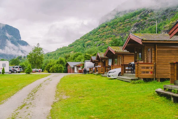 Case tradiționale de camping roșu în Lunde Camping, Norvegia 21 iulie 2019. Sit clasic de camping norvegian cu cabane tradiționale din lemn roșu, Norvegia de Nord. Cabine de camping — Fotografie, imagine de stoc