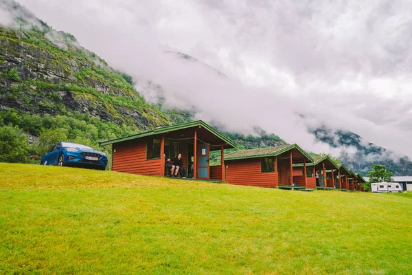 Casas de camping rojas tradicionales en Lunde Camping, Noruega 21 de julio de 2019. Clásico camping noruego con cabañas rojas tradicionales de madera, norte de Noruega. Cabañas de camping — Foto de Stock
