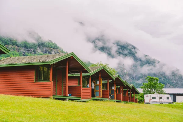 21 Temmuz 2019 'da Norveç, Lunde Kamp Evleri' nde geleneksel kırmızı kamp evleri. Geleneksel ahşap kulübeleri olan klasik Norveç kamp alanı, Kuzey Norveç. Kamp kulübeleri.