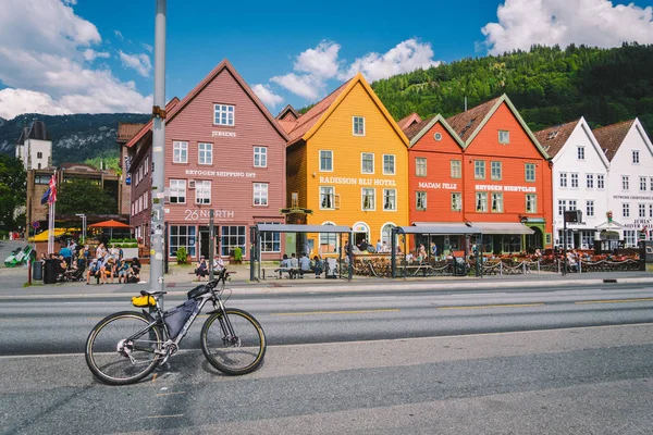 Bergen, Noruega. Vista de edificios históricos en Bryggen. Muelle hanseático en Bergen, Noruega 28 de julio de 2019. UNESCO. Famosa calle Bryggen con casas de color madera en Bergen Akerbrygge distric — Foto de Stock