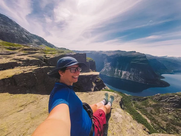 在挪威航观景观中旅行的生活方式探险。 在挪威远足。 在去特罗尔通加的路上,令人惊奇的自然景观. 站在著名的挪威自然景观上的游人 — 图库照片