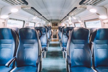 Lombardy, İtalya 'da ikinci sınıf tren vagonunun içi. Trenin içi. Bir banliyö treninde mavi koltuklar. Bir İtalyan tren vagonunun içi. İnsanlar olmadan boş