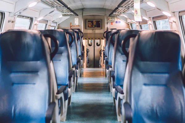 Lombardy, İtalya 'da ikinci sınıf tren vagonunun içi. Trenin içi. Bir banliyö treninde mavi koltuklar. Bir İtalyan tren vagonunun içi. İnsanlar olmadan boş — Stok fotoğraf