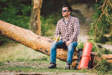 Açık havada muz yiyorum. Yürüyüş patikası. Tema yürüyüşü ve doğa seyahati. Turistler dinlenir ve babana yer. Ormanda piknik. Turistler abur cubur yerler. Vitamin yüklemesi