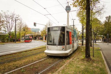 Şehir caddesinde yüksek hızlı tramvay. Modern Tramvay Düsseldorf, Almanya, 20 Ekim 2018. Yüksek hızlı yeni tramvay duraktan kalkıyor. Tema Yolcu Taşımacılığı Almanya 'da
