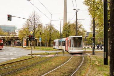 Şehir caddesinde yüksek hızlı tramvay. Modern Tramvay Düsseldorf, Almanya, 20 Ekim 2018. Yüksek hızlı yeni tramvay duraktan kalkıyor. Tema Yolcu Taşımacılığı Almanya 'da