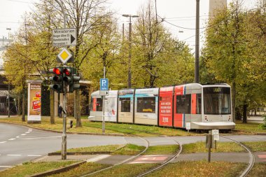 Şehir caddesinde yüksek hızlı tramvay. Modern Tramvay Düsseldorf, Almanya, 20 Ekim 2018. Yüksek hızlı yeni tramvay duraktan kalkıyor. Tema Yolcu Taşımacılığı Almanya 'da