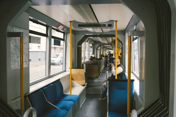 Tranvía de alta velocidad en la calle de la ciudad. Tranvía moderno en Düsseldorf, Alemania 20 de octubre de 2018. Tranvía vista interior, compartimento de pasajeros con pasajeros durante un viaje en Alemania —  Fotos de Stock