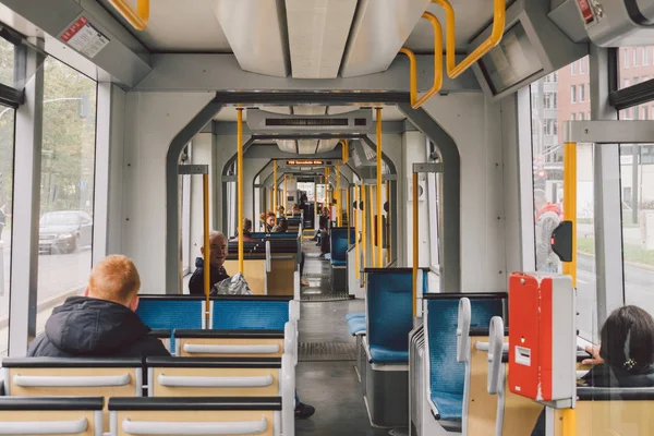 Nagysebességű villamos a város utcáján. Modern villamos Düsseldorfban, Németországban 2018. október 20. Villamos belső nézet, utastér utasokkal utazás közben Németországban — Stock Fotó