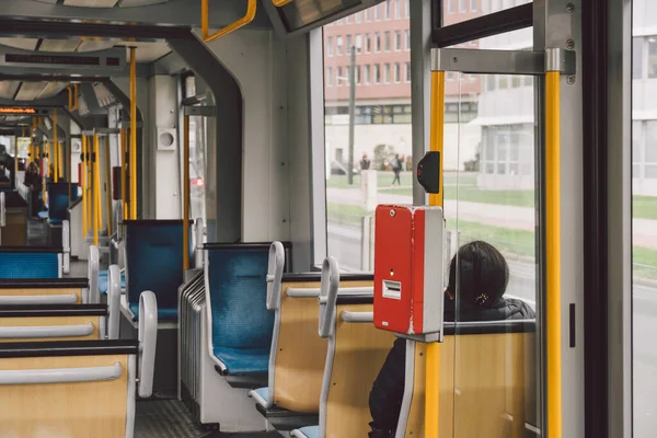 Şehir caddesinde yüksek hızlı tramvay. Modern Tramvay Düsseldorf, Almanya, 20 Ekim 2018. Tramvay içeride, yolcu kompartımanı Almanya 'da bir yolculuk sırasında. — Stok fotoğraf