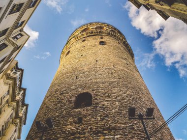 Galata Kulesi ve 27 Ekim 2019 'da İstanbul' un Eski Kenti 'ndeki cadde. Beltur Galata Kulesi veya Beyoğlu ilçesinin İstanbul 'un eski ve tarihi kesimindeki Galata Kulesi