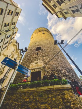 Galata Kulesi ve 27 Ekim 2019 'da İstanbul' un Eski Kenti 'ndeki cadde. Beltur Galata Kulesi veya Beyoğlu ilçesinin İstanbul 'un eski ve tarihi kesimindeki Galata Kulesi