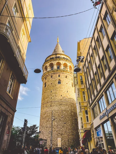 Galata Tower and the street in the Old Town of Istanbul, Turkey 27. října2019. Beltur Galata Kulesi nebo Galata věž ve staré, historické části Istanbulu v okrese Beyoglu — Stock fotografie