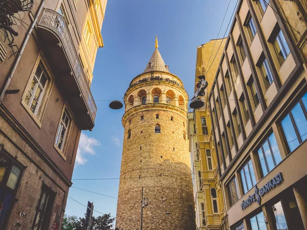 Galata Tower and the street in the Old Town of Istanbul, Turkey 27. října2019. Beltur Galata Kulesi nebo Galata věž ve staré, historické části Istanbulu v okrese Beyoglu — Stock fotografie