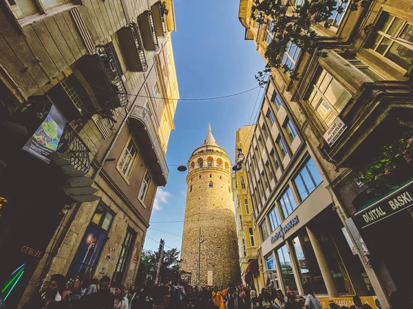 Galata Tower and the street in the Old Town of Istanbul, Turkey 27. října2019. Beltur Galata Kulesi nebo Galata věž ve staré, historické části Istanbulu v okrese Beyoglu — Stock fotografie