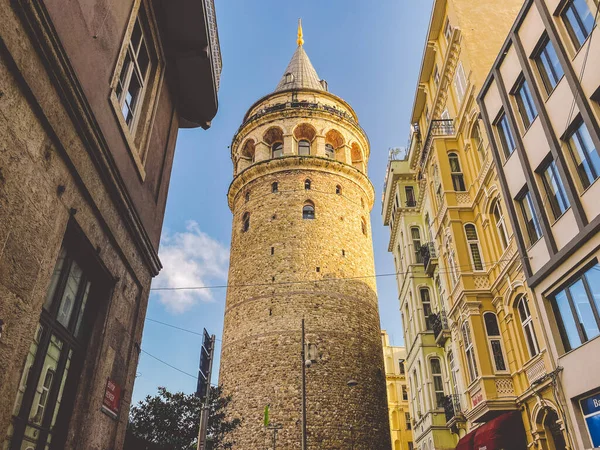 Galata Tower and the street in the Old Town of Istanbul, Turquia 27 de outubro de 2019. BELTUR Galata Kulesi ou torre de Galata na parte antiga e histórica de Istambul, no distrito de Beyoglu — Fotografia de Stock