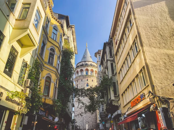Torre Galata y la calle en el casco antiguo de Estambul, Turquía 27 de octubre de 2019. BELTUR Galata Kulesi o torre Galata en la parte antigua e histórica de Estambul en el distrito de Beyoglu — Foto de Stock