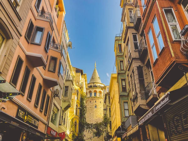 Galata Tower and the street in the Old Town of Istanbul, Τουρκία 27 Οκτωβρίου 2019. Πύργος Beltur Galata Kulesi ή Galata στο παλιό, ιστορικό τμήμα της Κωνσταντινούπολης στην περιοχή Beyoglu — Φωτογραφία Αρχείου