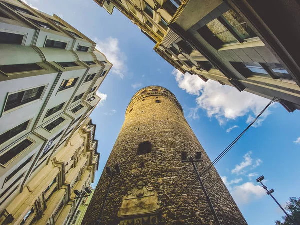 Galata Tower and the street in the Old Town of Istanbul, Turkey 27. října2019. Beltur Galata Kulesi nebo Galata věž ve staré, historické části Istanbulu v okrese Beyoglu — Stock fotografie