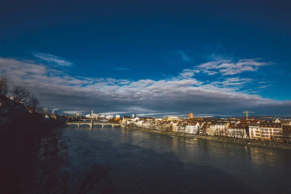 Vue sur la ville de Bâle et le Rhin, Suisse. Patrimoine, magnifique. Ville suisse Bâle par beau temps en hiver. Vue sur le remblai et le Rhin, dans lequel les gens marchent et se détendent — Photo