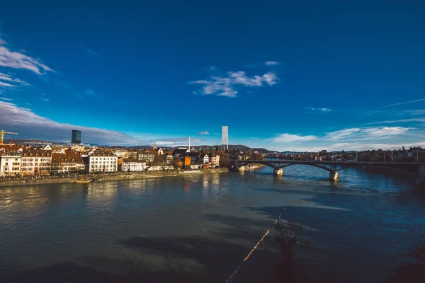 Vue sur la ville de Bâle et le Rhin, Suisse. Patrimoine, magnifique. Ville suisse Bâle par beau temps en hiver. Vue sur le remblai et le Rhin, dans lequel les gens marchent et se détendent — Photo