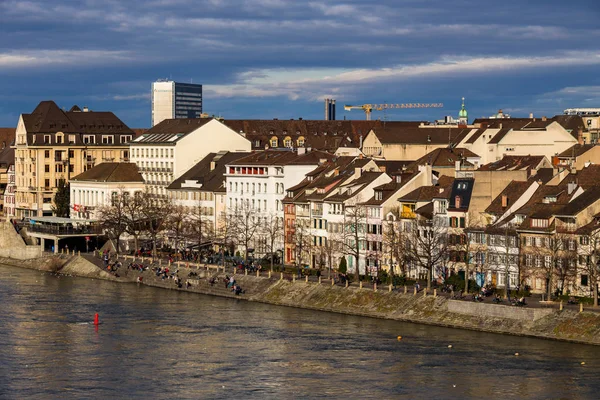 Vue sur la ville de Bâle et le Rhin, Suisse. Patrimoine, magnifique. Ville suisse Bâle par beau temps en hiver. Vue sur le remblai et le Rhin, dans lequel les gens marchent et se détendent — Photo