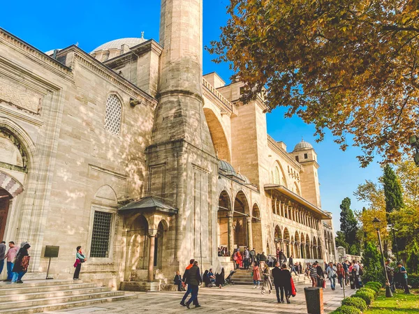 苏莱曼尼亚清真寺。Suleymaniye Camii米莱，马尔马拉。苏莱曼尼亚清真寺2019年10月29日，土耳其境外，伊斯坦布尔。Suleymaniye Camii伊斯坦布尔最漂亮的清真寺 — 图库照片