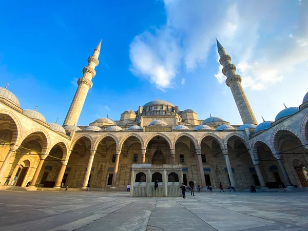 Mesquita Suleymaniye. Suleymaniye Camii. Minarete, Mármara. Mesquita Sulaymaniye Exterior Turquia 29 de outubro de 2019, Istambul. Suleymaniye Camii A mais bela mesquita de Istambul — Fotografia de Stock