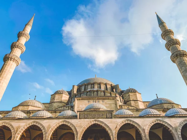 Mesquita Suleymaniye. Suleymaniye Camii. Minarete, Mármara. Mesquita Sulaymaniye Exterior Turquia Outubro, Istambul. Suleymaniye Camii A mais bela mesquita de Istambul — Fotografia de Stock