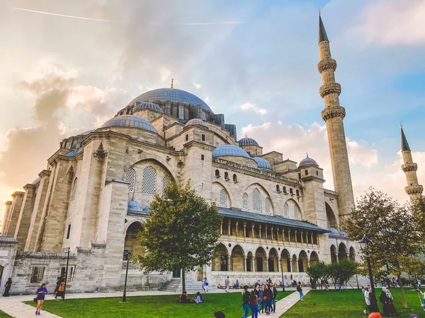 Mezquita Suleymaniye. Suleymaniye Camii. Minarete, marmara. Mezquita Sulaymaniye Exterior Turquía 29 de octubre de 2019, Estambul. Suleymaniye Camii La mezquita más hermosa de Estambul —  Fotos de Stock