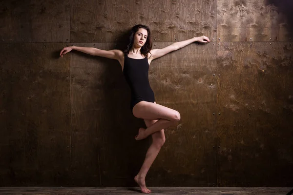 Bailarina joven. Mujer joven danza moderna. Habilidad bailarina de ballet posando. Bailarina posando cerca de la pared. retrato de cuerpo entero de una joven flexible posando cerca de la pared. Bailarina, flexibilidad — Foto de Stock