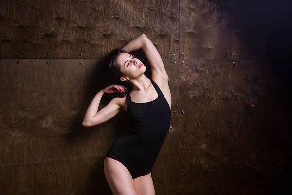 Bailarina joven. Mujer joven danza moderna. Habilidad bailarina de ballet posando. Bailarina posando cerca de la pared. retrato de cuerpo entero de una joven flexible posando cerca de la pared. Bailarina, flexibilidad — Foto de Stock