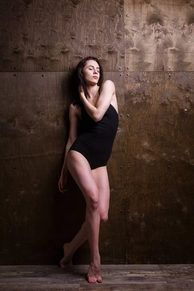 Young woman dancer. Young woman modern dance. Skill ballet dancer posing. dancer posing near the wall. full length portrait of a flexible young woman posing near the wall. Dancer, flexibility — 스톡 사진