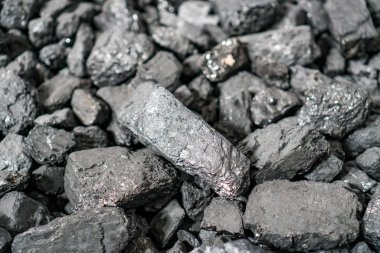 Karbon kömürü. Kalıp, yığın. Bituminous Kömür Kül Yığını. Taş kömür endüstrisi, iş. Kara kömür madeni yumuşak odaklı yakın plan. Antrakit kömür çubuğu