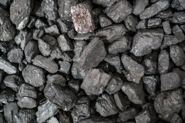 Karbon kömürü. Kalıp, yığın. Bituminous Kömür Kül Yığını. Taş kömür endüstrisi, iş. Kara kömür madeni yumuşak odaklı yakın plan. Antrakit kömür çubuğu