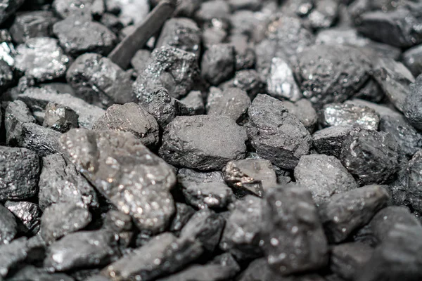 Char-coal. Pattern, heap. Pile of Bituminous Coal cinder. Stone coal Industry, business. Black coal mine close-up with soft focus. Anthracite coal bar — 스톡 사진