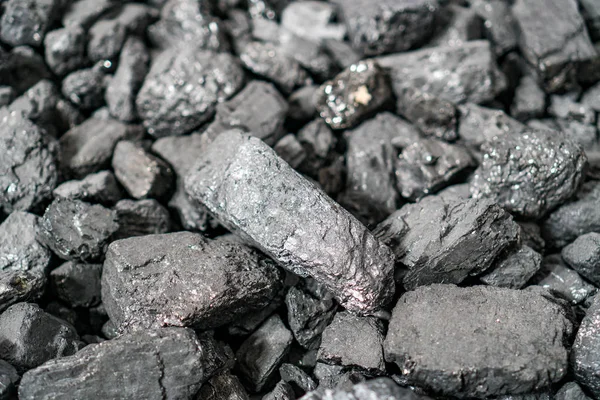 Char-coal. Pattern, heap. Pile of Bituminous Coal cinder. Stone coal Industry, business. Black coal mine close-up with soft focus. Anthracite coal bar — 스톡 사진