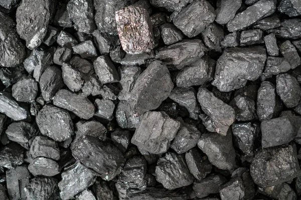 Char-coal. Pattern, heap. Pile of Bituminous Coal cinder. Stone coal Industry, business. Black coal mine close-up with soft focus. Anthracite coal bar — 스톡 사진