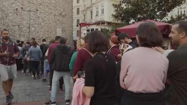 Galata Kulesi ve 27 Ekim 2019 'da İstanbul' un Eski Kenti 'ndeki cadde. Beltur Galata Kulesi veya Beyoğlu ilçesinin İstanbul 'un eski ve tarihi kesimindeki Galata Kulesi — Stok video