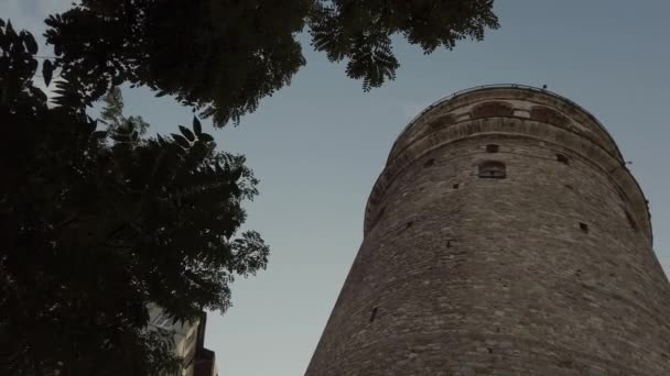 Galata Tower en de straat in de oude binnenstad van Istanbul, Turkije 27 oktober 2019. Beltur Galata Kulesi of Galata toren in het oude, historische deel van Istanbul in de wijk Beyoglu — Stockvideo