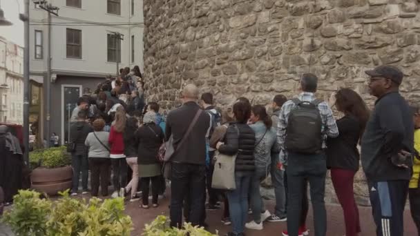 Galata-Turm und die Straße in der Altstadt von Istanbul, Türkei 27. Oktober 2019. beltur galata kulesi oder Galata-Turm im alten, historischen Teil von Istanbul im Bezirk Beyoglu — Stockvideo